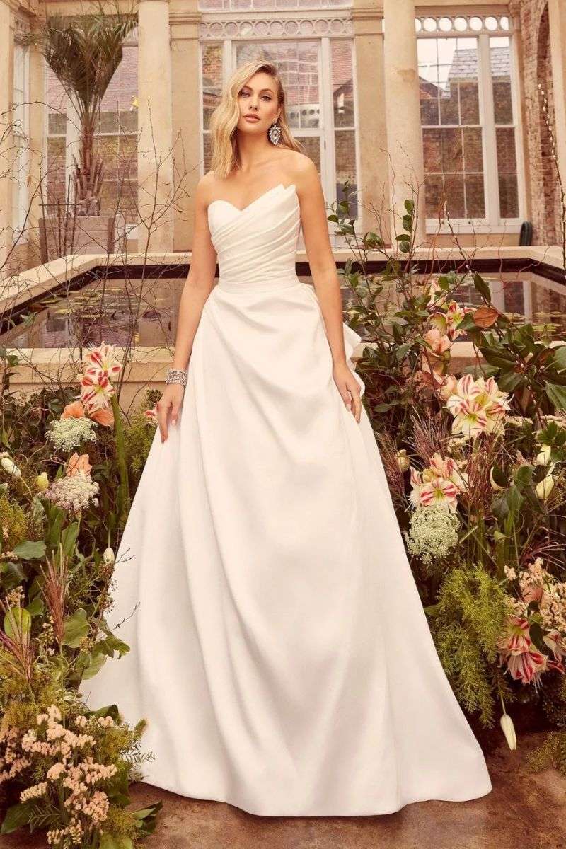 Kyra-RonaldJoyce-robe-mariee-bustier-simple.jpg Robe de mariée princesse moderne sans dentelle Ronald Joyce
