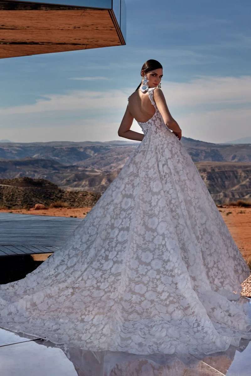Lapis-Pronovias-longue-traine.jpg