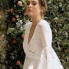 Lara-MaisonJu-robe-mariage-civil-hiver.jpg Robe de mariée longueur midi fluide manches longues Maison Ju