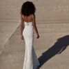 Lindsay-MillaNova-robes-mariee-occasion-lyon.jpg Robe de mariée sirène en dentelle guipure bretelles fines Milla Nova
