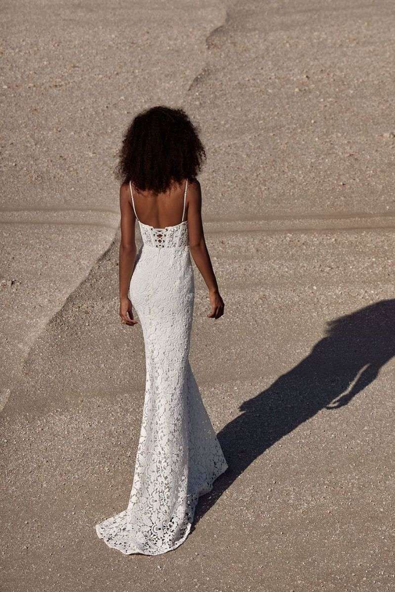 Lindsay-MillaNova-robes-mariee-occasion-lyon.jpg Robe de mariée sirène en dentelle guipure bretelles fines Milla Nova