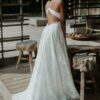 Robe de mariée fluide et légère avec grand dos nu Manon Gontero