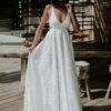 Robe de mariée à bretelles fines et décolleté V Manon Gontero