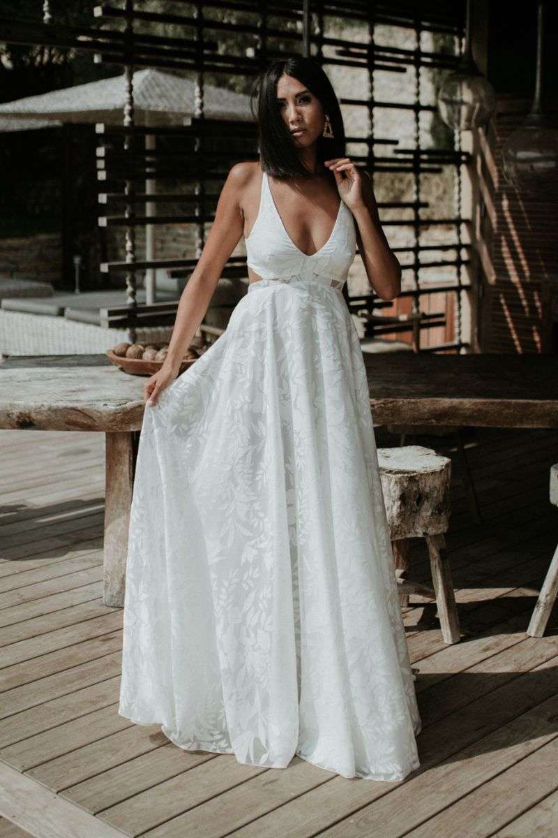 Robe de mariée à bretelles fines et décolleté V Manon Gontero