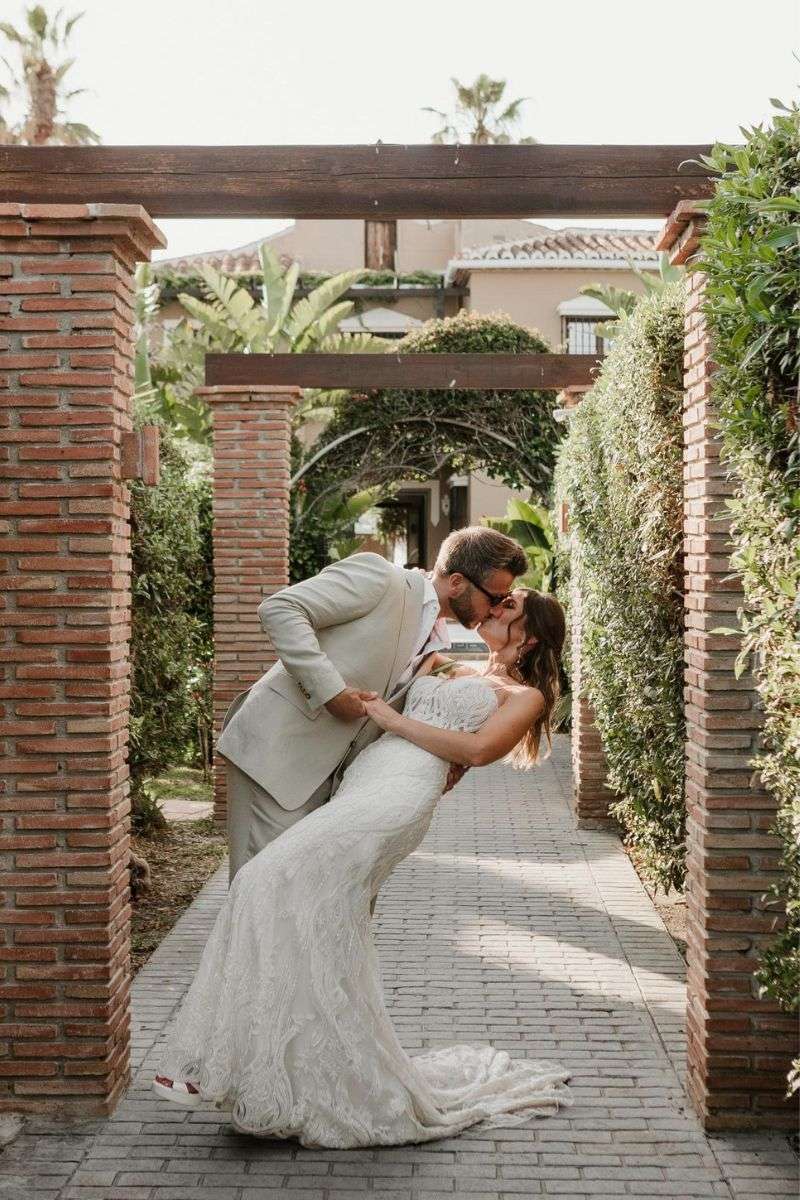 Maddy-2490-CasablancaBeloved-robes-mariee-seconde-main.jpg Robe de mariée en dentelle et perles Casablanca Beloved