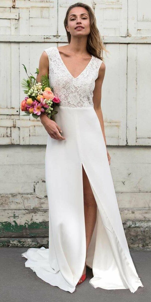 Robe de mariée fendue en dentelle et crêpe léger sans manche Marie Laporte