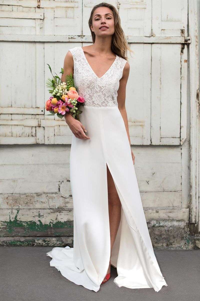 Robe de mariée fendue en dentelle et crêpe léger sans manche Marie Laporte