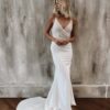 Mila-MadeWithLove-robe-sirene-sequins-bretelles.jpg Robe de mariée glamour près du corps en crêpe Made With Love
