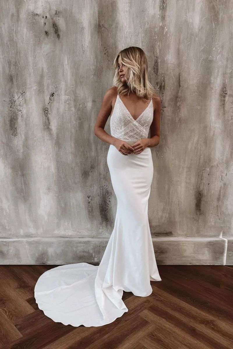 Mila-MadeWithLove-robe-sirene-sequins-bretelles.jpg Robe de mariée glamour près du corps en crêpe Made With Love