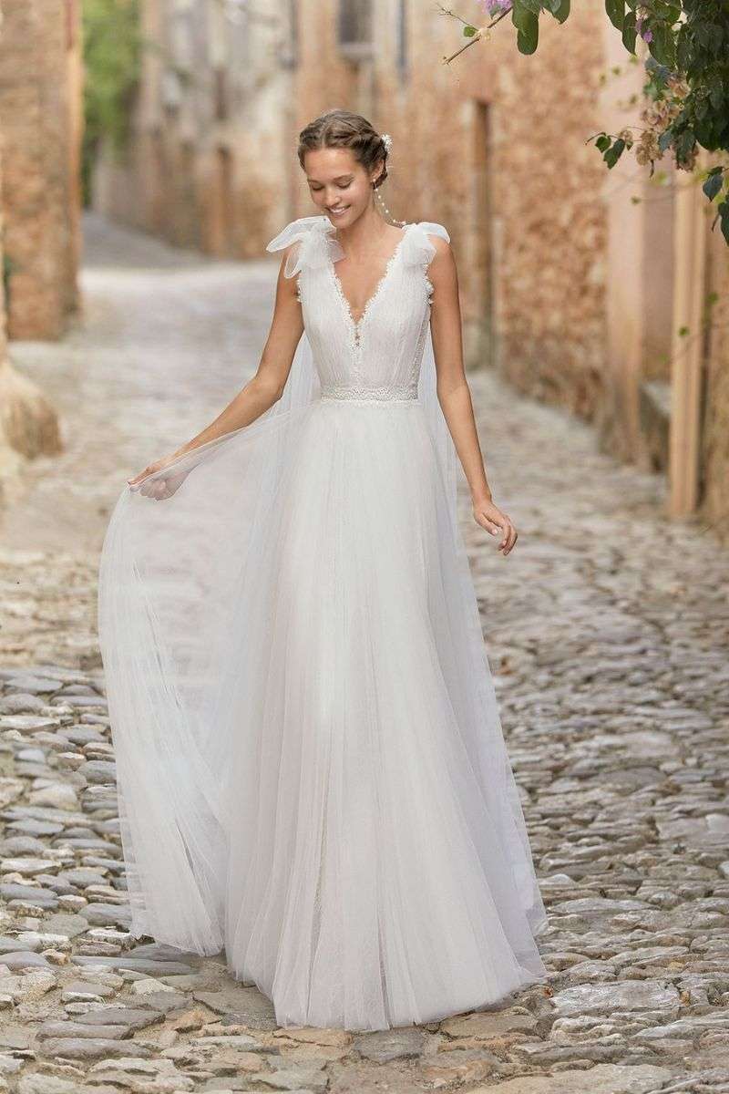 Milara-AlmaNovia-robe-mariee-romantique-tulle.jpg Robe de mariée d'occasion en tulle et dentelle Alma Novia