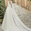 Milara-AlmaNovia-robes-mariee-annecy.jpg Robe de mariée en tulle bohème avec voiles d'épaules Alma Novia