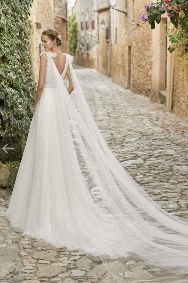 Milara-AlmaNovia-robes-mariee-annecy.jpg Robe de mariée en tulle bohème avec voiles d'épaules Alma Novia
