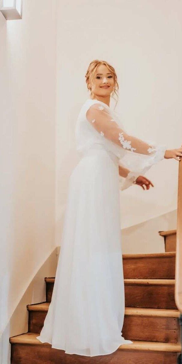 Robe de mariée droite et fluide à manches longues fendues Boudoir De Zoé