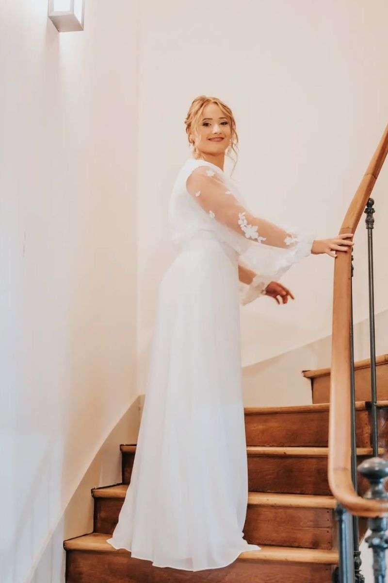 Robe de mariée droite et fluide à manches longues fendues Boudoir De Zoé