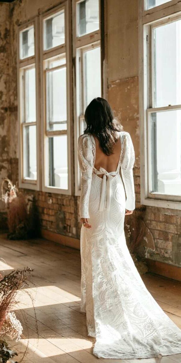 Robe de mariée sirène tout en dentelle avec grand dos nue Rue de Seine