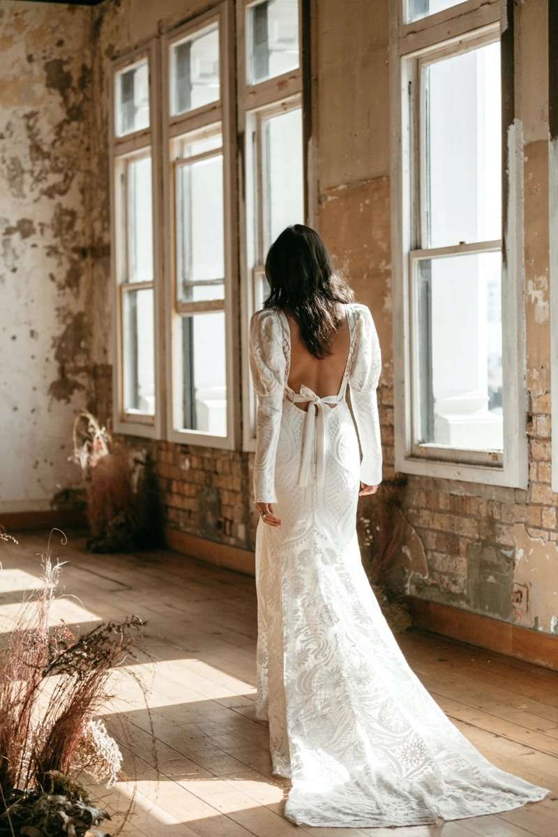 Robe de mariée sirène tout en dentelle avec grand dos nue Rue de Seine
