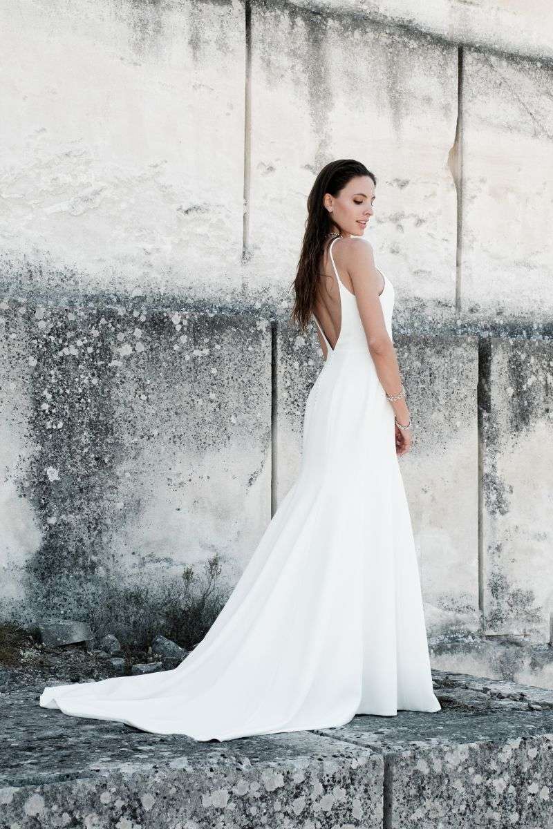 Opale-ManonGontero-robe-bretelles-sans-dentelle.jpg Robe de mariée sirène simple sans dentelle dos nu Manon Gontero