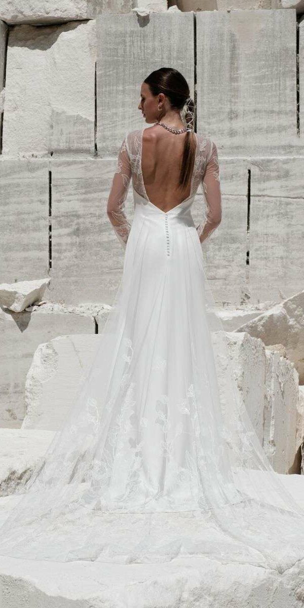 Robe de mariée à manches longues, grand dos nu et traîne tulle Manon Gontero