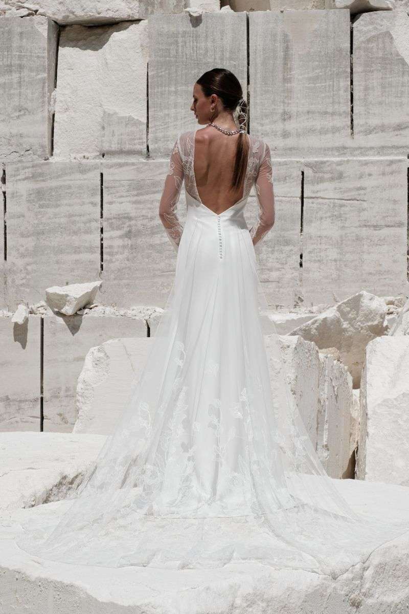 Robe de mariée à manches longues, grand dos nu et traîne tulle Manon Gontero