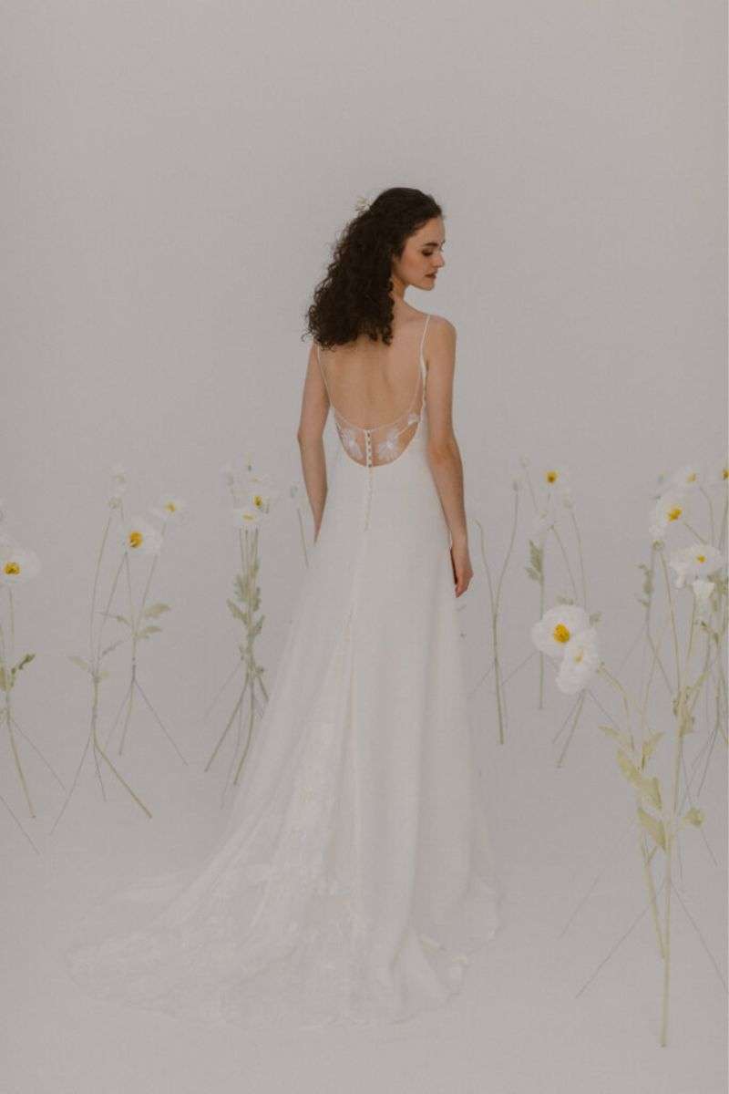 Robe de mariée de seconde main moderne avec broderie fleurs fluide Atelier Swan