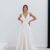 Puglia-AnneDeLaforrest-robes-mariee-seconde-main-lyon.jpg Robe de mariée dos nu et col V en jacquard soie Anne de Lafforest