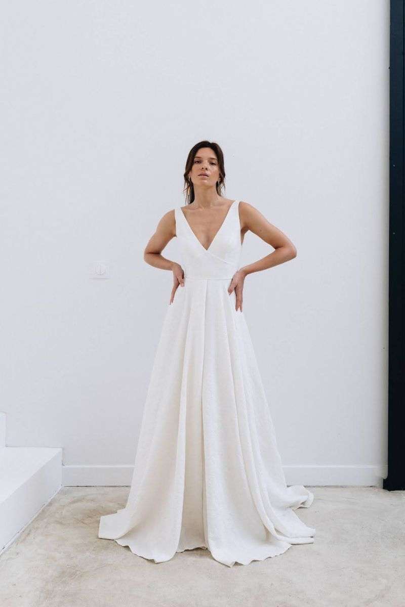 Puglia-AnneDeLaforrest-robes-mariee-seconde-main-lyon.jpg Robe de mariée dos nu et col V en jacquard soie Anne de Lafforest