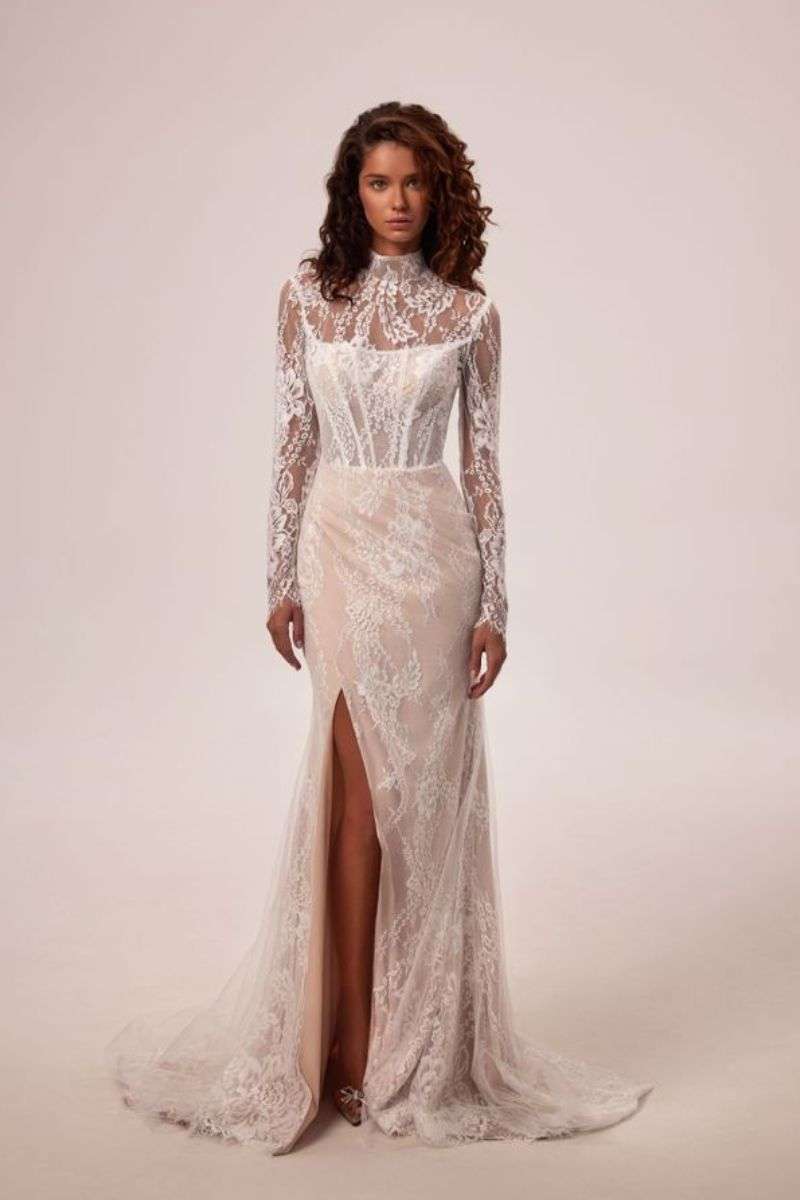 Pussetta-MillaNova-robe-dentelle-fendue-col-cheminee.jpg Robe de mariée fendue à manches longues en dentelle Milla Nova