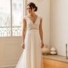 Rayon-de-Soleil-ElsaGary-robes-mariee-boheme.jpg Robe de mariée bohème fluide en dentelle à manches courtes Elsa Gary