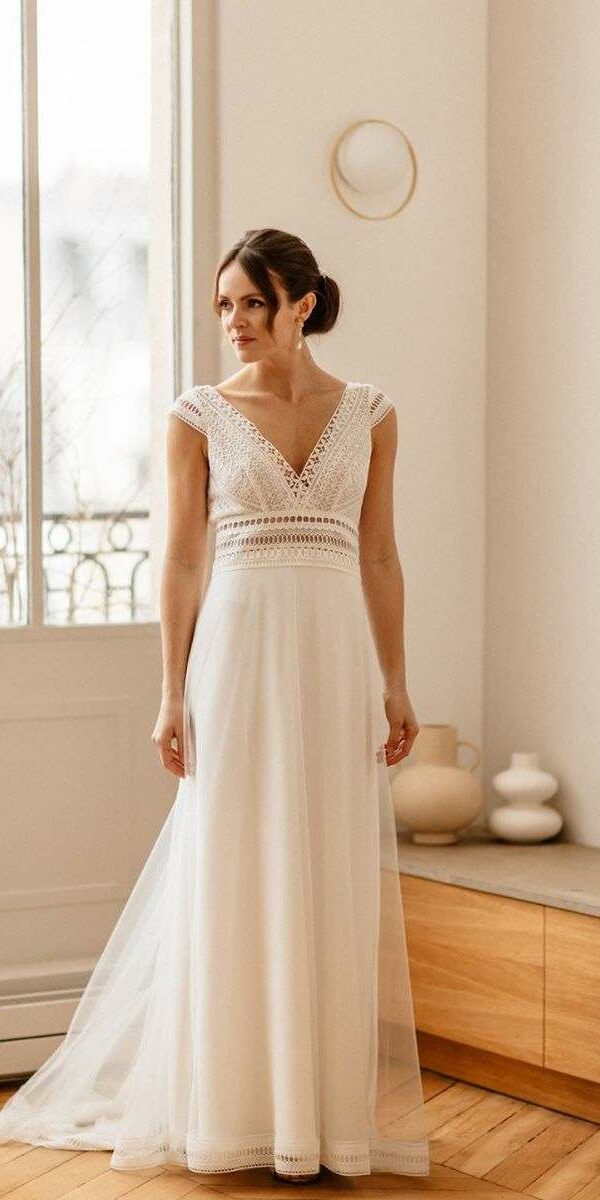 Robe de mariée bohème fluide en dentelle à manches courtes Elsa Gary