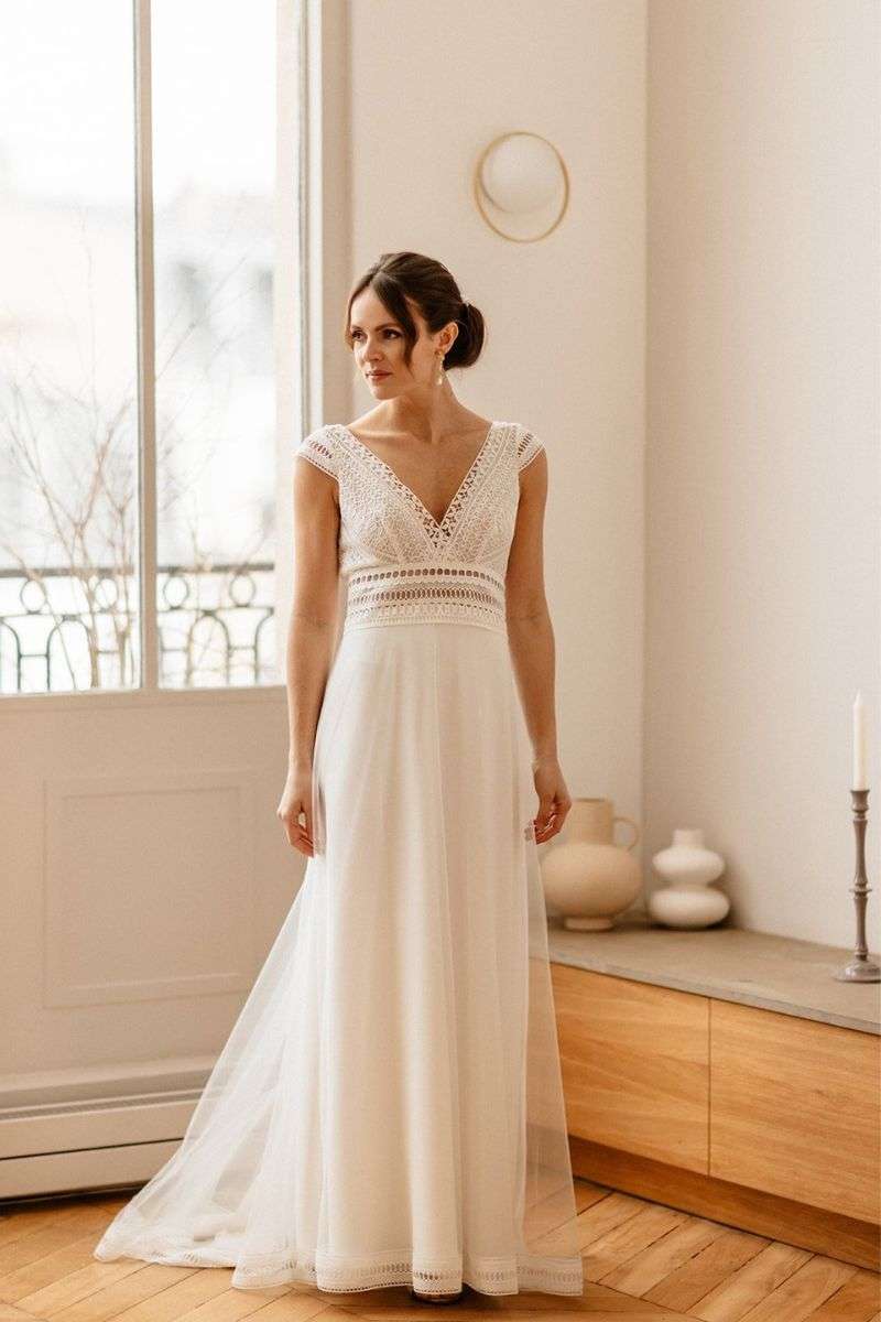 Rayon-de-Soleil-ElsaGary-robes-mariee-boheme.jpg Robe de mariée bohème fluide en dentelle à manches courtes Elsa Gary