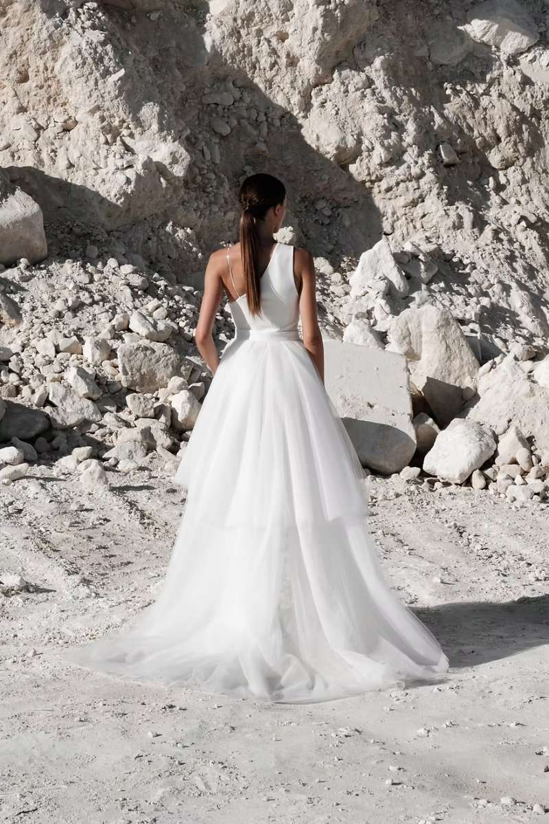 Top body asymétrique et sur-jupe fendue en tulle Manon Gontero