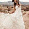 Sedona-RuedeSeine-robe-mariage-boheme.jpeg Robe de mariée fluide à bretelles et jupe évasée Rue de Seine