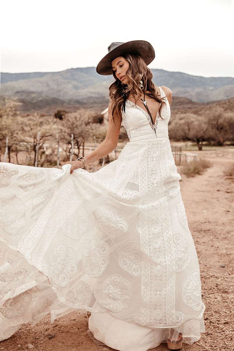 Sedona-RuedeSeine-robe-mariage-boheme.jpeg Robe de mariée fluide à bretelles et jupe évasée Rue de Seine