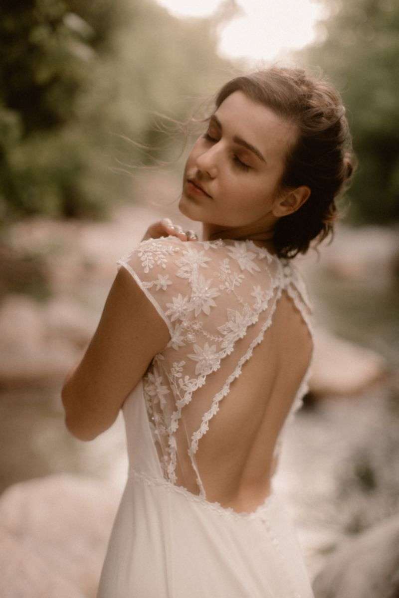 Theodora-AtelierSwan-depot-vente-robes-mariee-lyon.jpg Robe de mariée dos nu inversé dentelle et perles Atelier Swan