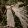 Theodora-AtelierSwan-mousseline-dentelle-perles.jpg Robe de mariée de seconde main décolleté V en mousseline fluide Atelier Swan