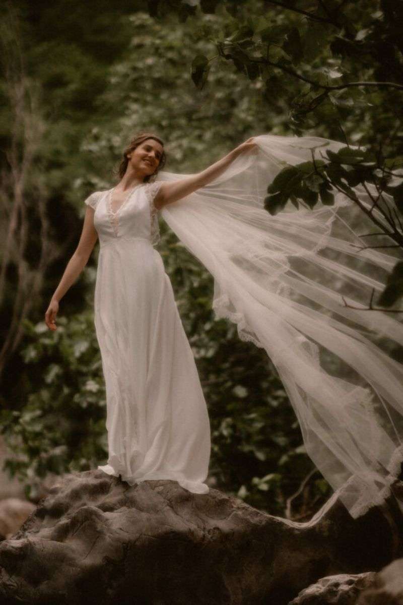 Theodora-AtelierSwan-mousseline-dentelle-perles.jpg Robe de mariée de seconde main décolleté V en mousseline fluide Atelier Swan