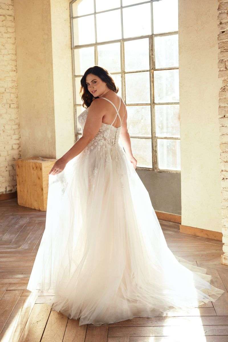 Tiffany-Modeca-robe-mariee-princesse-bretelles-croisees.jpg Robe de mariée tulle bretelles avec dentelle fleurs et perles grande taille Modeca