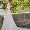 Walder-AlmaNovia-col-V-mousseline.jpg Robe de mariée sans dentelle simple et fluide dos nu Alma Novia