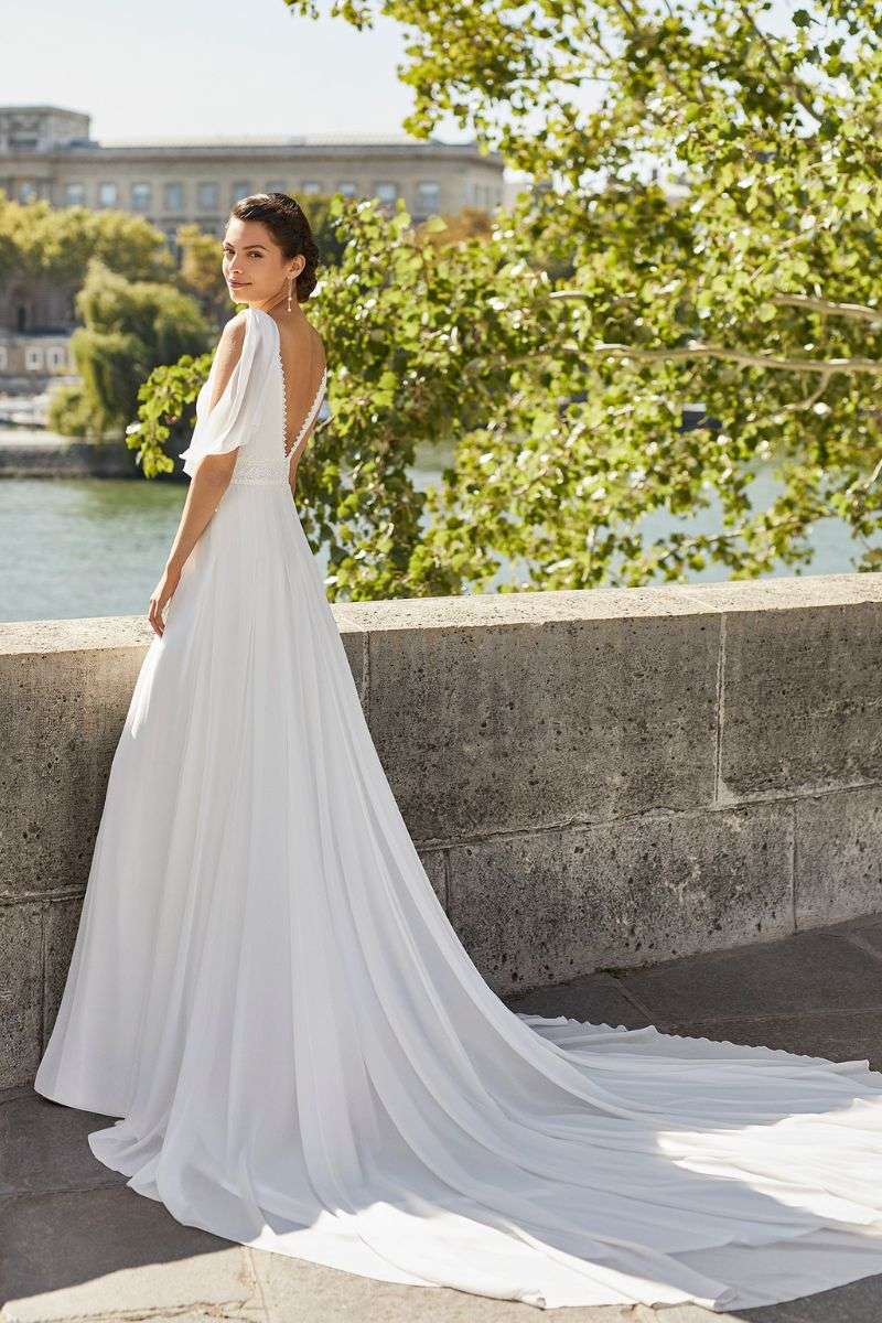 Walder-AlmaNovia-col-V-mousseline.jpg Robe de mariée sans dentelle simple et fluide dos nu Alma Novia