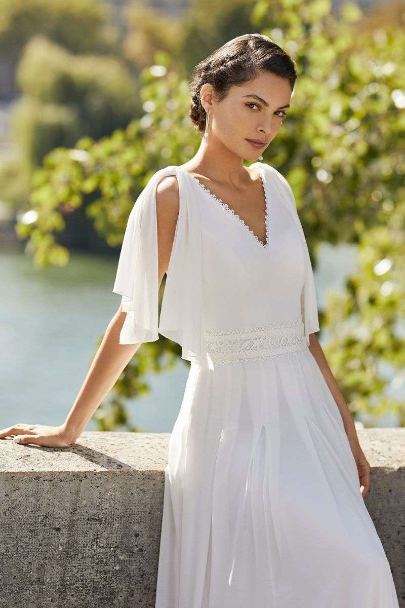 Walder-AlmaNovia-robe-mariage-fluide-simple.jpg Robe de mariée longue col V dentelle sans manche Alma Novia