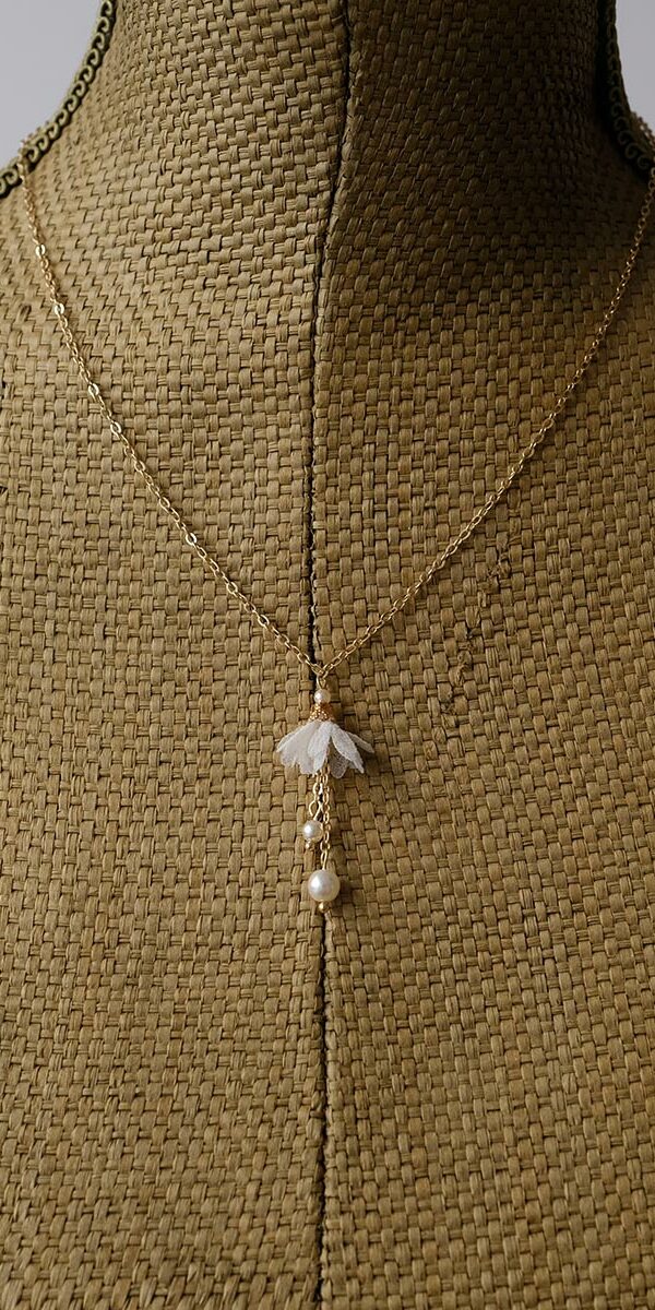 Collier fleur et perles nacrées