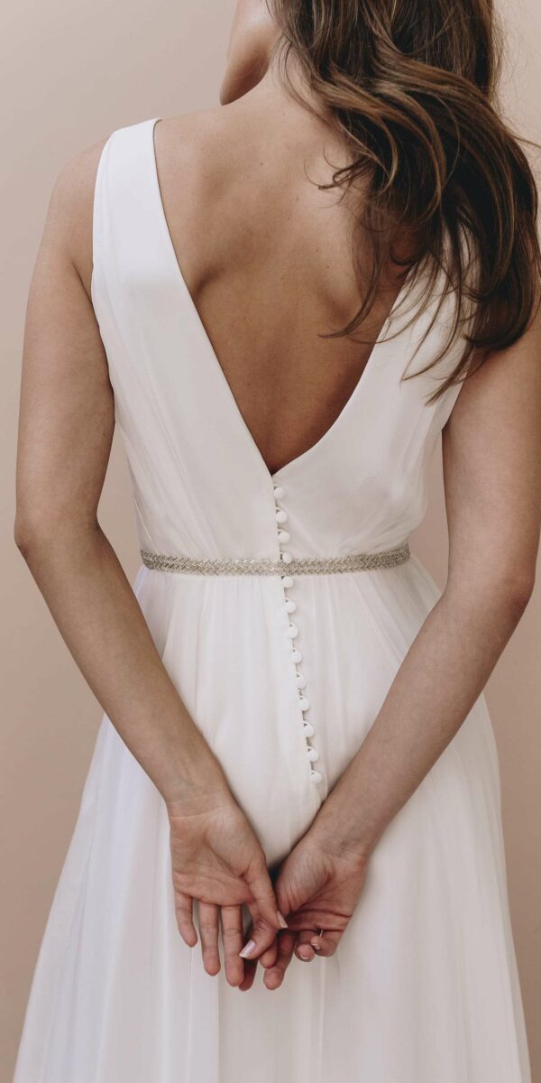 Robe de mariée en mousseline fluide dos nu Anne De Lafforest