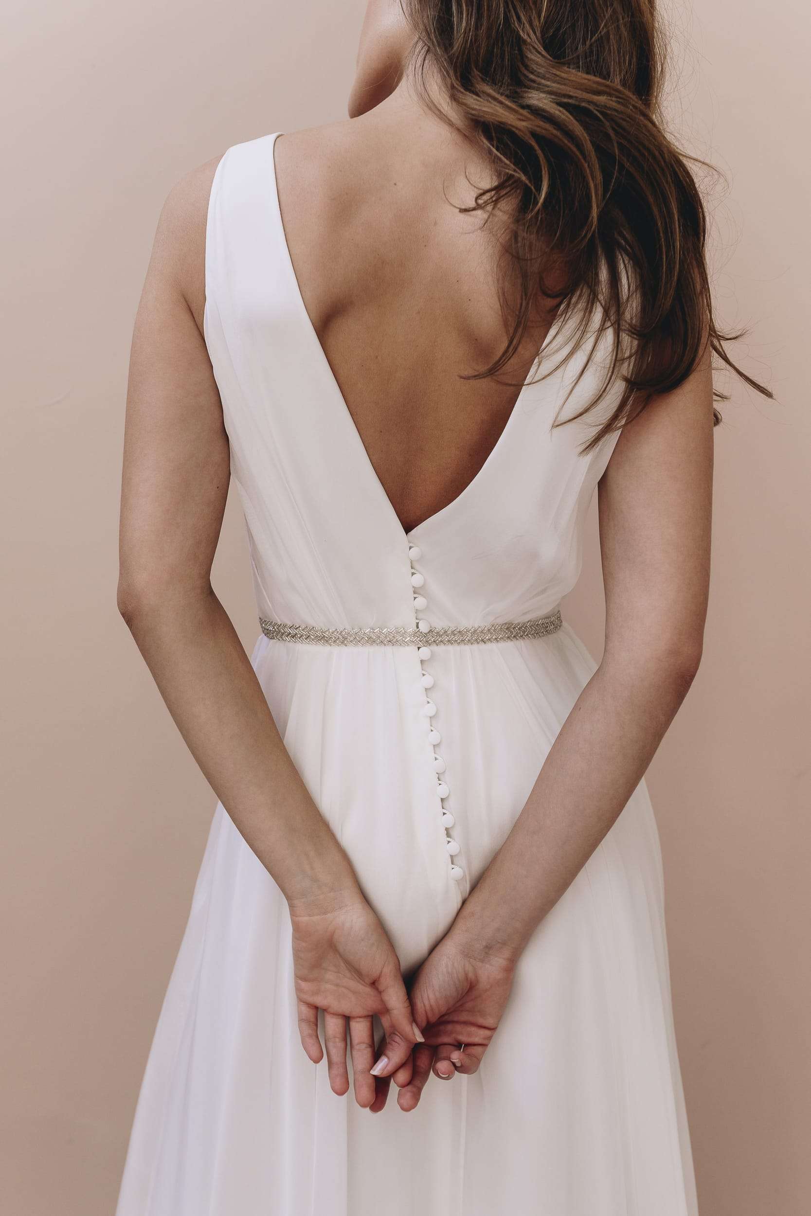 robe-celeste-anne-delafforest-fermeture-petits-boutons.jpg Robe de mariée en mousseline fluide dos nu Anne De Lafforest