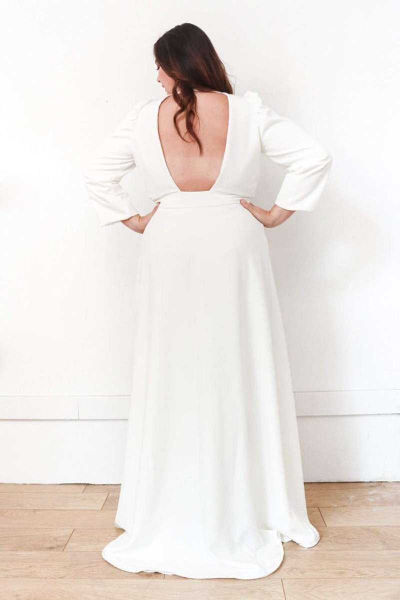 robe-lamusee-laffolante-traine-lyon.jpg Robe de mariée simple manches longues L'Amusée