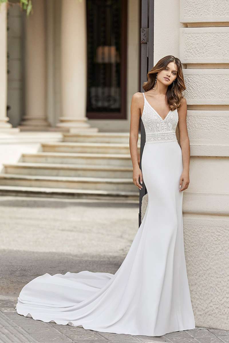 robe-rosa-clara-tango-sirene-coupe-droite.jpg Robe de mariée près du corps à bretelles avec longue traîne Rosa Clara