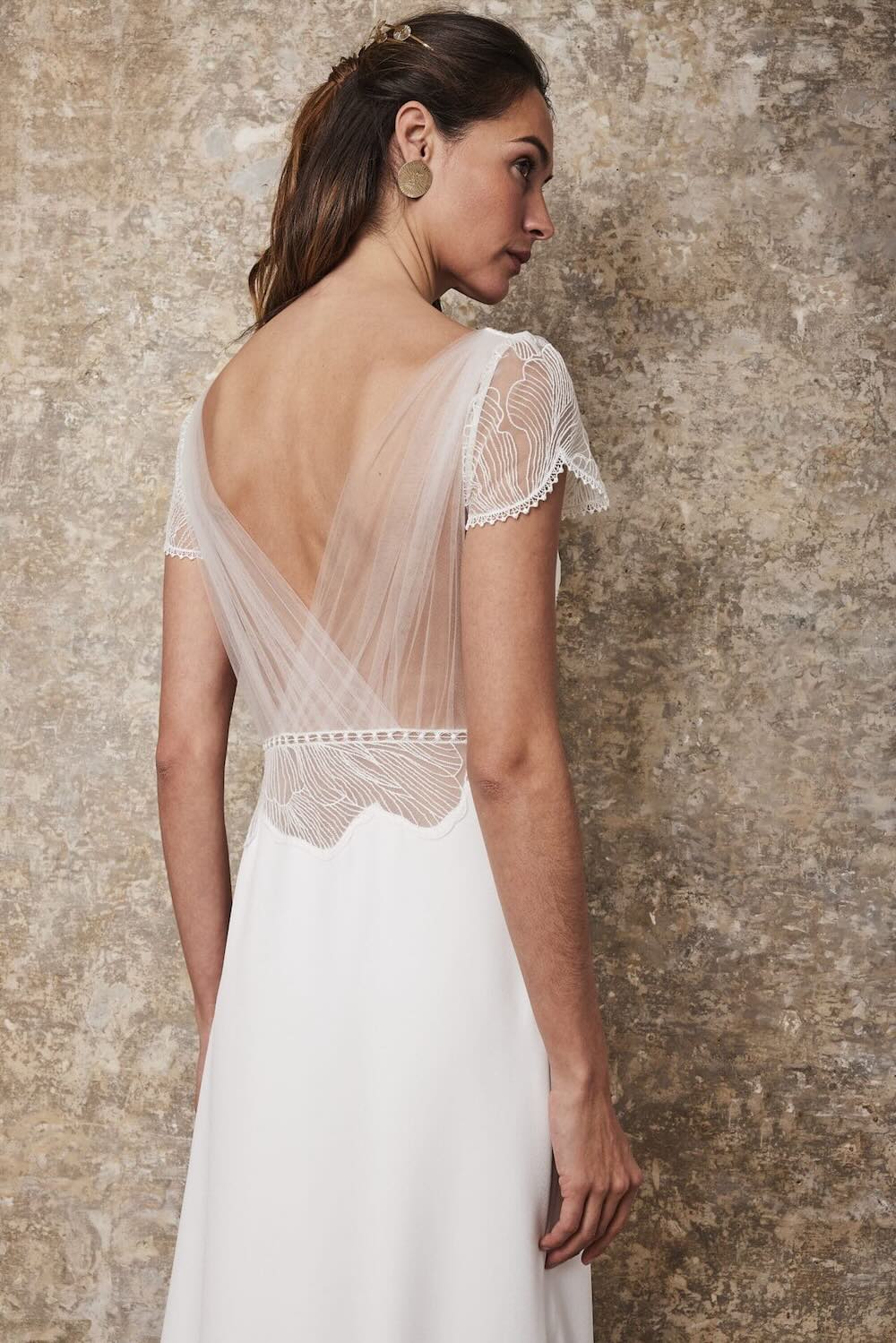 Robe de mariée bohème moderne avec dos nu et manches courtes - Lambert Créations