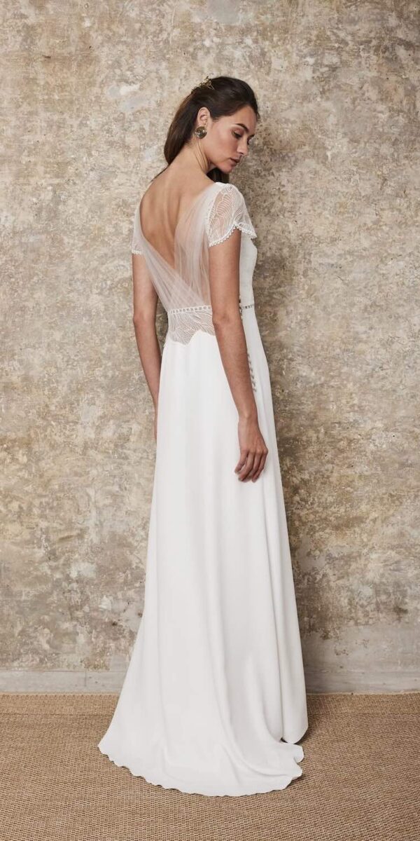 Robe de mariée en crêpe fluide, dentelle et tulle plissé - Lambert Créations chez La Sève