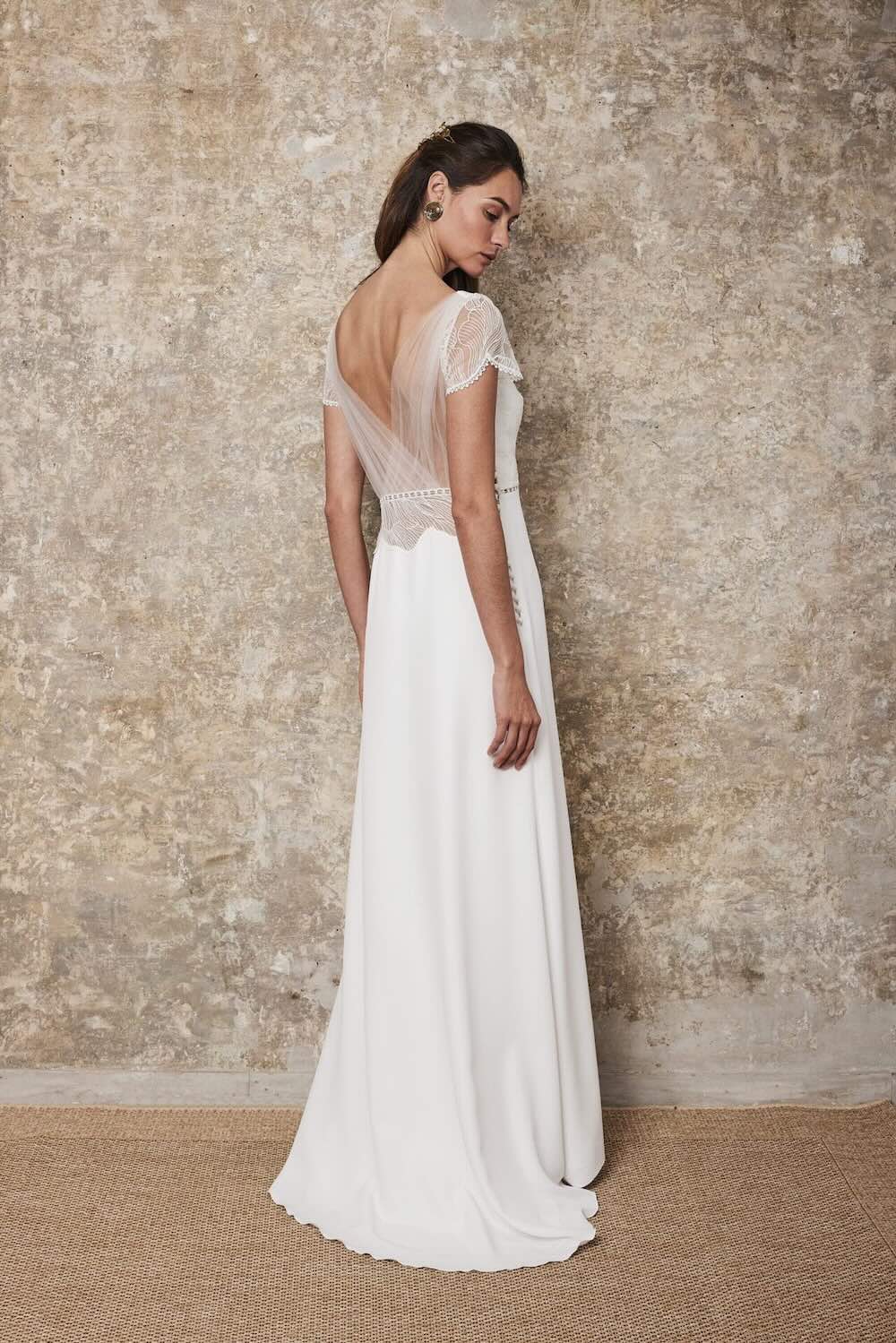 Robe de mariée en crêpe fluide, dentelle et tulle plissé - Lambert Créations chez La Sève