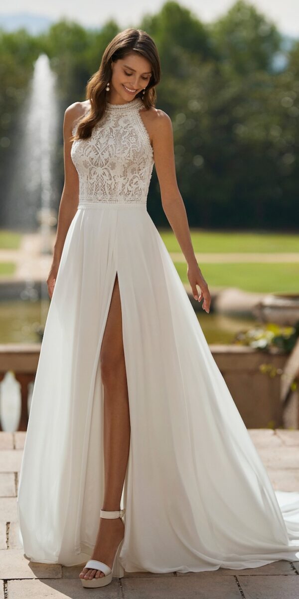 Robe de mariée bohème en dentelle et mousseline fluide sans manche - Adriana Alier chez La Sève