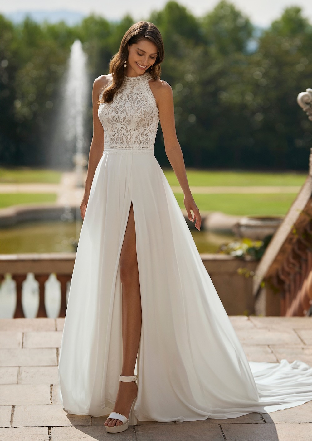 Robe de mariée bohème en dentelle et mousseline fluide sans manche - Adriana Alier chez La Sève